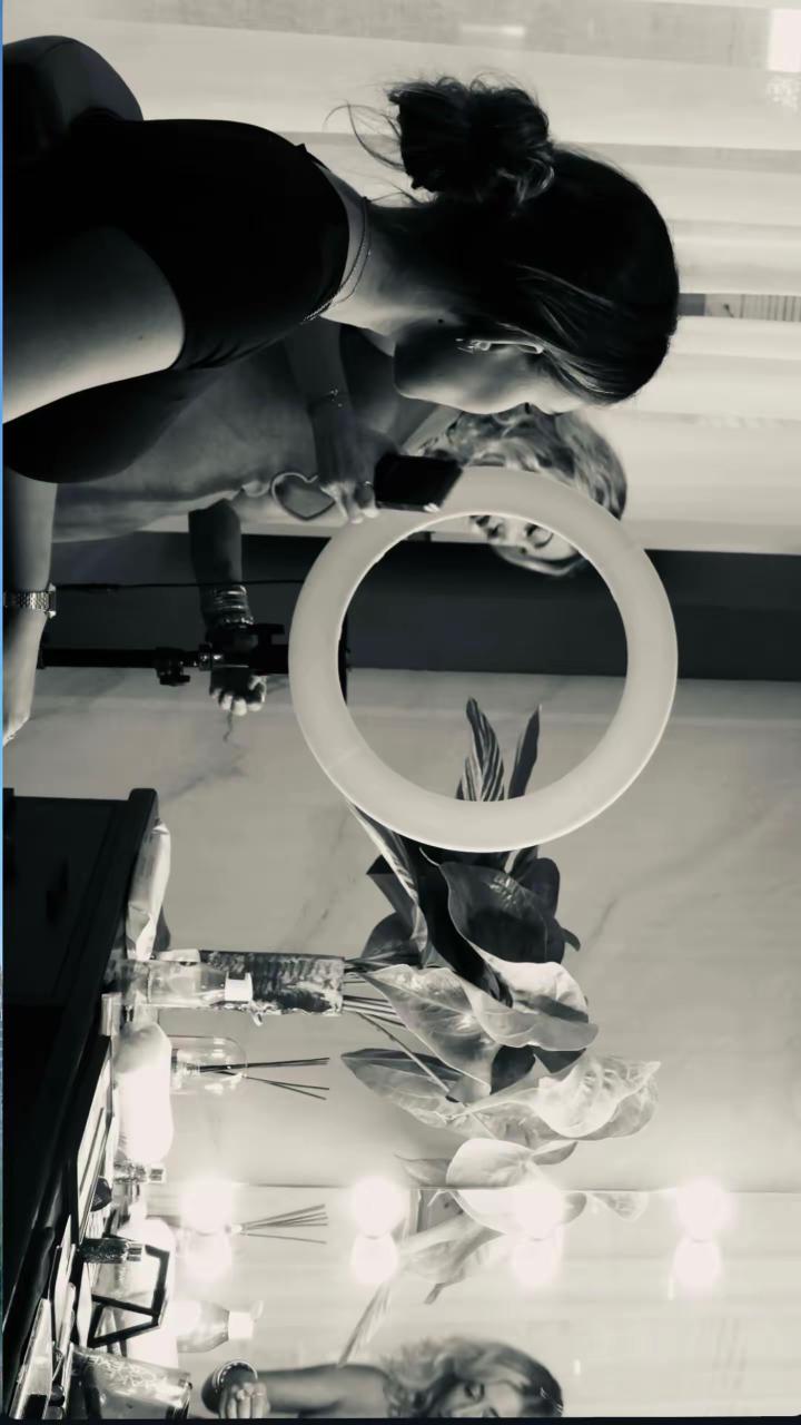 Caroline Cheriffa en train de maquiller une cliente